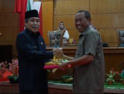 Dollah Mando Serahkan Dua Ranperda Prakarsa Pemerintah Daerah