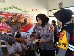 Tingkatkan Literasi Dalam Semarak HUT Polisi Wanita ke 75, Polwan Polres Soppeng Distribusikan Buku