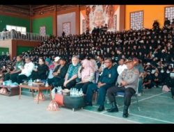 Bupati MB Nyanyi Sama Ati Kodong Pada Peringatan Satu Kade PKH Di Lapangan Sepak Bola Baraka Kec Baraka Kab Enrekang