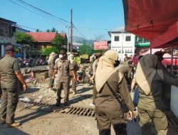 Ratusan Pedagang Pasar Central Enrekang Pasrah Dibongkar Lapaknya