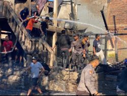 Kapolres Enrekang Bersama Jajarannya Terjun Langsung Kelokasi Kebakaran
