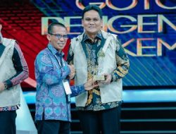 Bupati Barru menerima penghargaan dan apresiasi dalam acara Pencanangab Inisiatif Gotong Royong