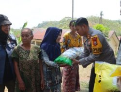 Kapolres Soppeng meninjau lokasi TPS terjauh dan berbagi baksos kepada warga kurang mampu