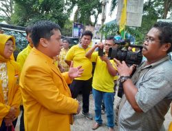 Diskusi Santai Ketua DPD II Golkar Enrekang Bersama Pewarta Insan pers Di Kantor Golkar