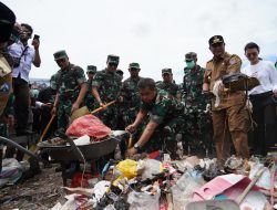 Ribuan Masyarakat Bahagia Menyambut Kunker Perdana Kasad di Wilayah Kodam XIV/Hsn, Agenda Pertama Lakukan Kick Off Pantai Bebas Sampah, Peresmian Sumur Bor dan Penanaman Pohon Terpusat di Kab. Bantaeng-Sulsel