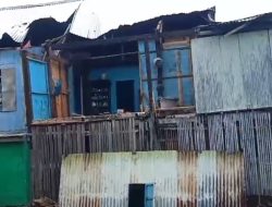 Angin puting beliung merusak beberapa rumah warga desa batupute.