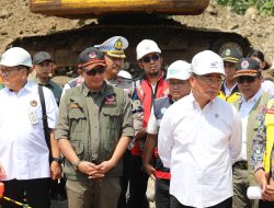 Gunakan Heli Kepala BNPB Dampingi Menko PMK Meninjau Longsor Di Tol Bocimi