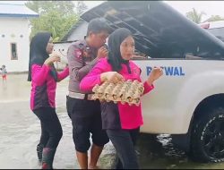 Pastikan aman dan lancar sat lantas polres Luwu utara kawal di distribusi bansos Ketua Bhayangkari Luwu utara
