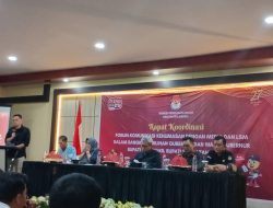 Polres Enrekang Bagikan Air Mineral Kepada Pengendara yang Terjebak Kemacetan 