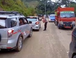 Personel Polres Enrekang Bagikan Air Mineral Kepada Pengendara yang Terjebak Kemacetan 