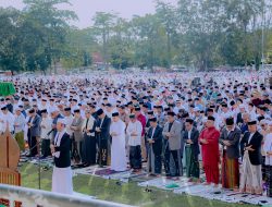 Bupati Barru Bersama PLT.Ketua TP PKK Beserta Keluarga Melaksanakan Sholat Idul Adha 1445 H Dilapangan Sumpang Binangae