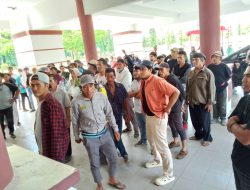 Ratusan Warga Lekopadis Desak PJ Bupati Polman untuk mencopot Kadesnya