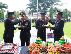 HUT ke-78 Bhayangkara di Bulukumba, Polisi Tertua dan Termuda Disuap Nasi Tumpeng