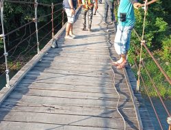 Kepedulian di buktikan oleh warga bersama pemuda dusun mareppang melakukan perbaikan ringan jembatan gantung di dusun mareppang desa nepo