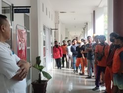 2 Bulan Gajinya Tidak Di bayarkan,Sejumlah petugas kebersihan DLHK Polman Datangi Kantor Bupati
