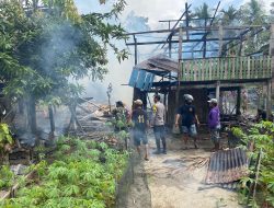 Personil Polsubsektor Mapilli Di Back Up Personil Polres Polman Gerak Cepat Datangi TKP Kebakaran Rumah Warga Di Kecamatan Mapilli 
