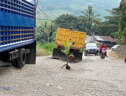 Pj.Bupati Memperhatikan Pengendara Keluhkan Kondisi Jalan yang Menghubungkan Lima Kecamatan di Enrekang
