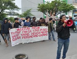 Personil gabungan Polres Gowa dan Polsek Somba Opu amankan jalannya unjuk rasa di Start In Billiard.