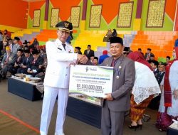 Dalam Rangka HUT Kemerdekaan RI ke-79 di Kabupaten Enrekang, PT Bank Sulselbar Serahkan 5 Unit Bak Kontainer Sampah Senilai Rp 200 Juta