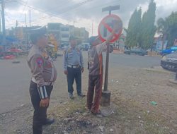 Satlantas Polres Soppeng bersama Dishub Kabupaten Soppeng Melaksanakan Pembersihan Rambu Lalulintas