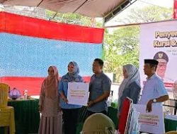 Bantuan kursi dan sound sistem Ketua dprd provinsi Sulawesi Selatan Andi ina Kartika sari,SH,MSi di serahkan secara simbolis ke 55 desa dan kelurahan se Kabupaten barru