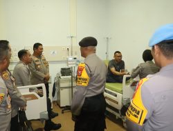 Sebagai Bentuk Kepedulian Pimpinan Terhadap Bawahan,Kapolres Soppeng Didampingi Waka Polres Menjenguk Anggota nya Yang Sedang Terbaring Di RSU Latemmamala