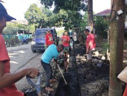 Bersama warga Binaan, Babinsa Koramil 1420-06/Panca Rijang Gotong Royong Bersihkan Saluran Air.