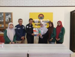 Mahasiswi PKL Ilmu Komunikasi UMI Serahkan Plakat dan Sertifikat ke Seksi Humas Polres Gowa