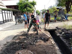 Gerebek sampah, Ws.Danramil 1420-05/Dua Pitue bersama warga kompak bersihkan lingkungan.