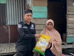 Dalam Rangka HUT Humas Polri Ke 73 , Kasi Humas Polres Polman Bagikan Sembako Kepada Sejumlah Warga Kurang Mampu