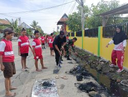 Babinsa Koramil 1420-02/Tellu Limpoe Bersama Siswa SD Negeri 6 Amparita  Gelar Kerja Bakti Kebersihan Lingkungan Sekolah
