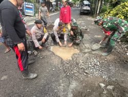 Cegah Lakalantas, Kapolsek Bersama Danramil dan Warga Kelurahan Samata Gotong Royong Perbaiki Jalan Berlubang