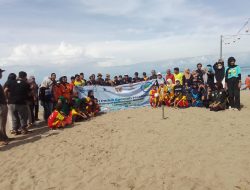Peringati Hari Peduli Sampah Nasional,DLHK Polman Bersihkan Pantai Bahari,Libatkan Sejumlah Komunitas 