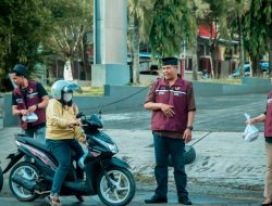 Berbagi di Bulan Suci Ramadhan, Sat Reskrim Polres Wajo Bagi Takjil Buka Puasa Kepada Pengguna Jalan