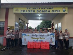 Polres Gowa Kembali Berbagi Takjil kepada Pengendara di Depan Polsek Somba Opu