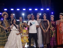 Pemkab Sidrap Dukung Pembinaan Generasi Muda Lewat Ajang AMKM  Pemerintah Kabupaten Sidenreng Rappang (Sidrap) terus menunjukkan komitmennya dalam mendorong pengembangan bakat dan kreativitas generasi muda.   Salah satu bentuk dukungan itu terlihat dalam ajang pemilihan Ana Dara Malebbi Kallolo Magaretta (AMKM) 2025 tingkat kabupaten, yang digelar meriah di pelataran Monumen Ganggawa, biasa disebut pantai kering (Panker), Ahad malam (20/4/2025).  Bupati Sidrap, H. Syaharuddin Alrif, hadir langsung dalam acara puncak tersebut. Selain menyaksikan pemilihan putra-putri terbaik daerah, ia juga melantik pengurus Dewan Pimpinan Cabang (DPC) AMKM Sidrap periode 2025–2030.   Momen itu menjadi simbol dukungan penuh pemerintah terhadap ruang ekspresi generasi muda di Bumi Nene Mallomo.  Dalam sambutannya, Syaharuddin menyebut ajang AMKM bukan hanya panggung adu bakat, melainkan sarana strategis untuk membentuk mental dan karakter generasi muda Sidrap.   Ia mengapresiasi semangat para peserta dan berharap kegiatan ini terus ditingkatkan dari tahun ke tahun.  “Saya berharap acara seperti ini terus dikembangkan agar anak-anak kita memiliki wadah untuk berkreasi, menyalurkan bakat, dan mengasah kreativitas mereka,” ungkapnya.  Lebih jauh, ia mendorong agar pembinaan peserta AMKM tidak berhenti di tingkat kabupaten. Menurutnya, potensi generasi muda Sidrap harus mendapat dukungan untuk bersaing di level provinsi, bahkan nasional.  “Ini adalah bentuk investasi orang tua untuk anak-anaknya. Jangan berhenti sampai di sini. Eksplorasi potensi mereka dan tunjukkan bahwa putra-putri Sidrap punya kualitas dan daya saing,” tegas Syaharuddin.  Acara turut dihadiri oleh sejumlah pejabat daerah, antara lain Penjabat Sekda Andi Rahmat Saleh, Plt. Kadis PMPTSP Andi Nirwan Ranggong, Plt. Kepala Bapperida Herwin, Camat Maritengngae Andi Surya Praja Hadiningrat, Anggota DPRD Alif Zulkarnaen, serta Ketua Kadin Sidrap Muhammad Yusuf Ruby.  Pada kesempatan tersebut, Andi Yaya Mannyi resmi dilantik sebagai Ketua DPC AMKM Sidrap. Ia didampingi oleh Walingeng Lanna sebagai Sekretaris dan Hj. Gandi sebagai Bendahara.   Pelantikan ini sekaligus menandai dimulainya masa kerja pengurus baru dalam membina kader muda daerah.  Dalam sambutannya, Andi Yaya menyampaikan apresiasi atas dukungan penuh dari Pemerintah Kabupaten Sidrap. Ia berharap sinergi ini dapat terus terjaga demi kelangsungan program pembinaan generasi muda melalui AMKM.  Untuk diketahui, dalam bahasa Bugis, “Ana Dara Malebbi” berarti gadis yang anggun, santun, serta berakhlak baik. Sementara “Kallolo Magaretta” bermakna pemuda yang gagah, berani, dan berwibawa.  Adapun ajang AMKM dikenal sebagai sarana pencarian putra-putri terbaik daerah yang tidak hanya cerdas dan berbakat, tetapi juga menjunjung tinggi nilai budaya, etika, dan kepribadian luhur.   Dengan dukungan penuh dari pemerintah, ajang ini diharapkan dapat mencetak generasi muda Sidrap yang siap bersaing dan membanggakan daerahnya di berbagai level.