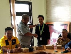 H.Nurdin Tahir Berikan PIN Kesangan nya Kepada Anggota PMII Polman Termuda