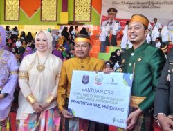 Bank Sulselbar Serahkan Bantuan Dump Truck Sampah ke Pemkab Enrekang di Momen Hardiknas 2025