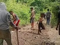 Warga Dusun Batusasi & Puambuttu  Kerja Bakti Menimbun Jalan  Yang Rusak Parah Dengan Swadaya