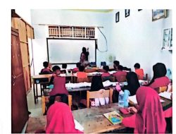 SDN 007 Lantora Kurang RKB, 1 Kelas  Belajar Melantai Dan 1 Lagi Belajar Di Tempat Darurat