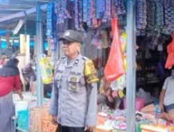 Bhabinkamtibmas Polsek Takkalalla Polres Wajo  Pengamanan dan Atur Lalin di Pasar Tradisional