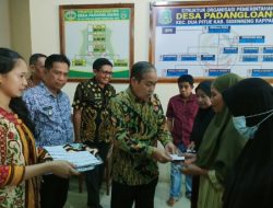 Bupati Sidrap Serahkan BLT Bagi 29 Penerima di Desa Padangloang