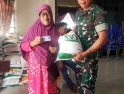 Babinsa Desa Bulucenrana Mendukung Pembagian Sembako, Masyarakat Berterima Kasih