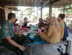 Babinsa Desa Alesaleo Melaksanakan Kegiatan Komsos Bersama Masyarakat dan Staf Desa