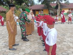 Tanamkan Cinta Tanah Air Sejak Dini, Babinsa Koramil 1420-06/Panca Rijang Jadi Pembina Upacara Bendera di SD Negeri 12 Rappang