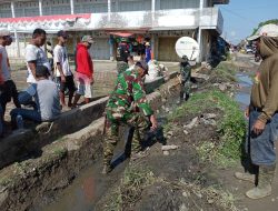 Danramil Dua Pitue Pimpin Warga Karya Bakti Bersihkan Selokan Pasar Tanru Tedong