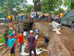Bersihkan Parit dan Gorong-gorong, Babinsa Panca Lautang Kerja Bakti Bersama Masyarakat