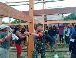 Babinsa Koramil 1420-03/ Marittengae Desa Damai Ajak Masyarakat Gotong Royong Mendirikan Rumah Warga