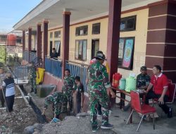 Koramil 1420-01/Panca Lautang Bersama Warga Karya Bakti Menggali dan Buat Saluran Air Depan UPTD Puskesmas