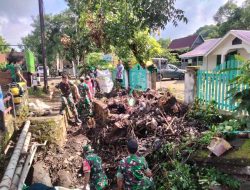 Jadikan Contoh Peduli Lingkungan Kepada Warga Binaan, Koramil 1420-04/Watang Pulu Karya Bakti Bersihkan Saluran Air